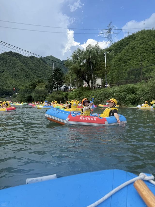 安吉解放雙手溯溪撈魚漂流爽玩一夏