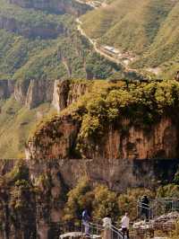 掛壁公路賞秋｜懸崖飆車闖入火焰山