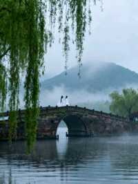 驚艷！杭州西湖斷橋，煙雨朦朧時邂逅白素貞同款浪漫