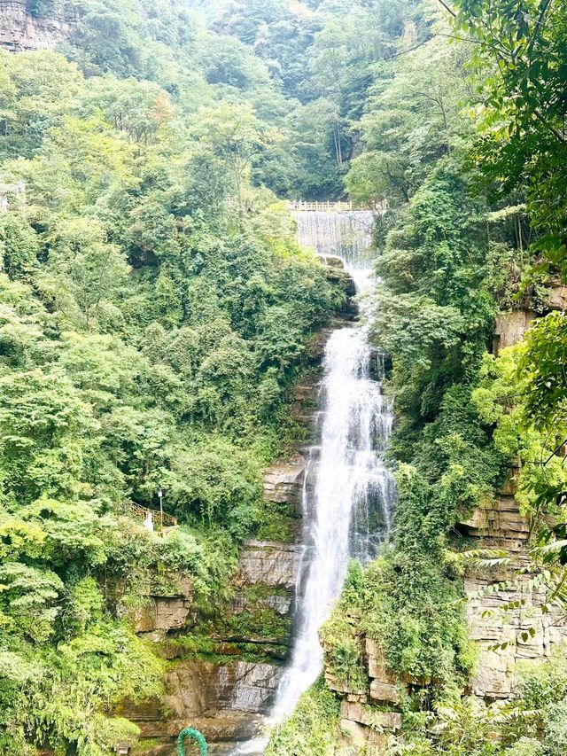 雲南昭通黃連河藏在深山裡的百米瀑布
