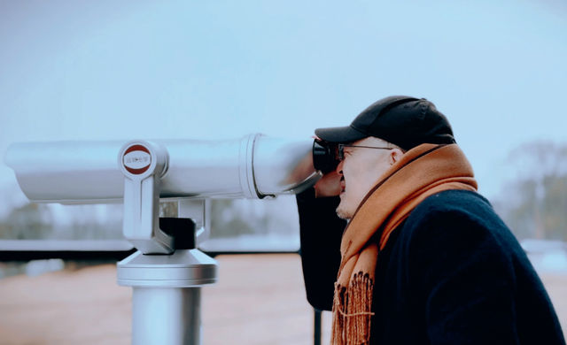 不用追著鳥群跑，這家酒店直接把「候鳥天堂」端到你窗邊