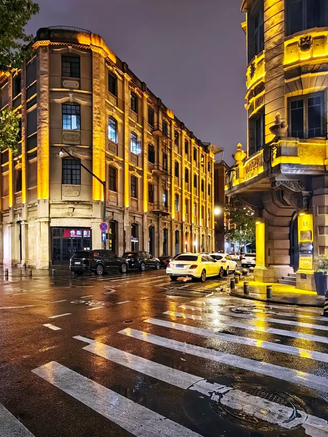 The rainy night on Qingdao Road in Wuhan has a kind of beauty where time and space intertwine