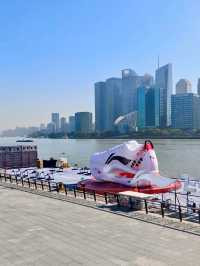 上海北外灘驚現「巨人跑鞋」閨蜜約會必打卡新地標！