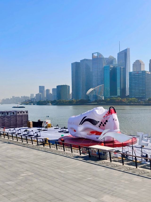 上海北外灘驚現「巨人跑鞋」閨蜜約會必打卡新地標！