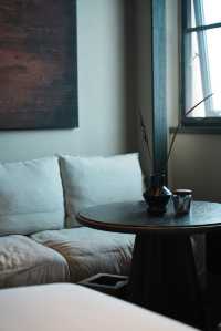 喺西安!!住到咗超chill嘅酒店 就喺西安回民街轉角位 鬧中取靜 水泥同原木嘅溫柔碰撞好鍾意呢