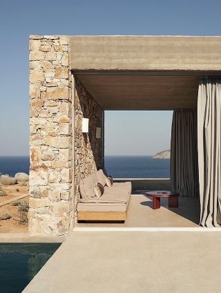 Hidden Paradise Near Santorini, Greece: Stay in a Cliffside Sea View Room for Around ¥600 Per Person