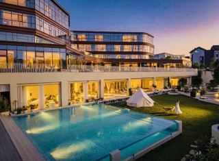 Guide to Lying Down in the Cloud Realm of the Classic of Mountains and Seas