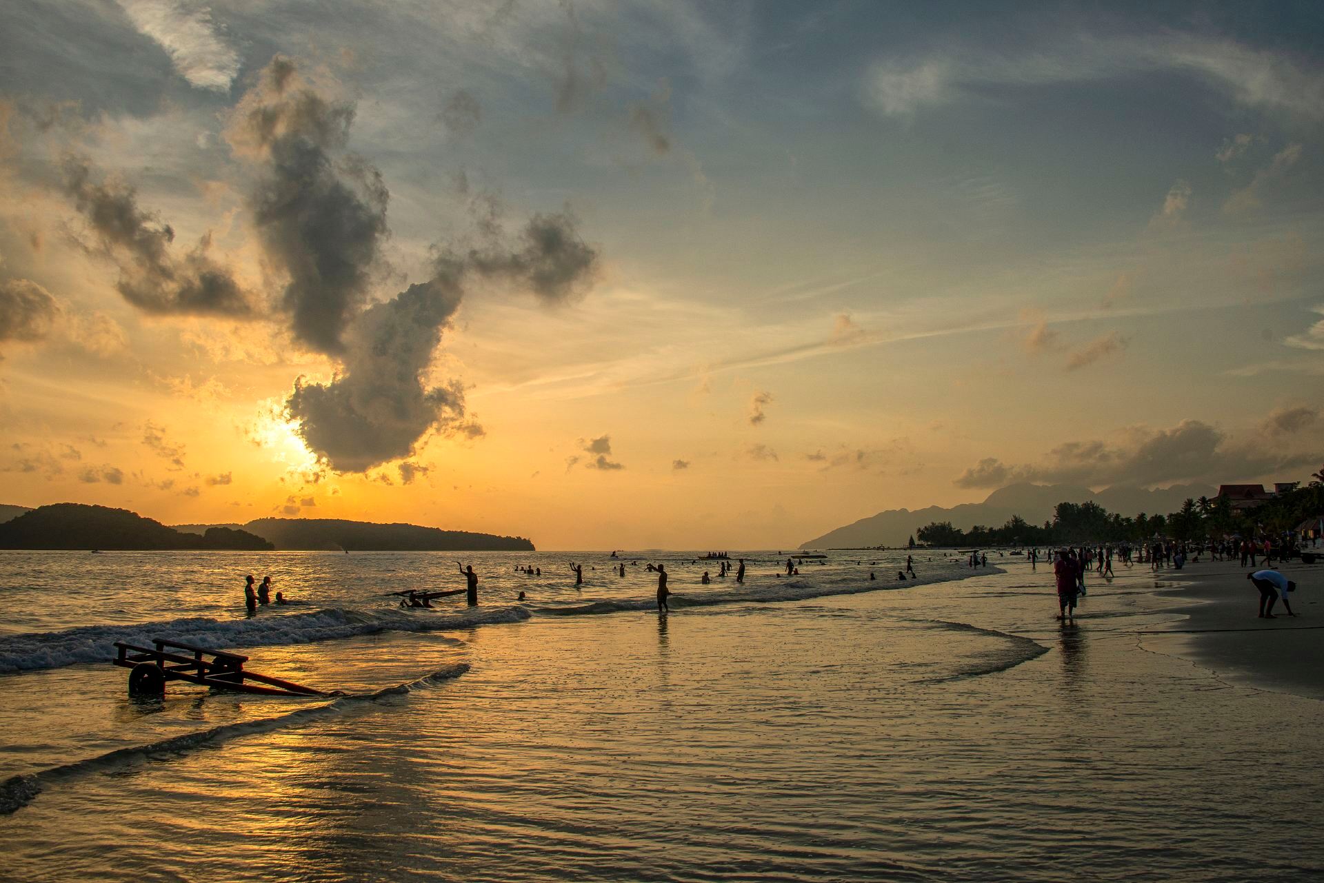 Langkawi thực sự biết cách tận hưởng cuộc sống; nơi đây có tất cả mọi thứ – trên đất liền, trên biển và trên không.