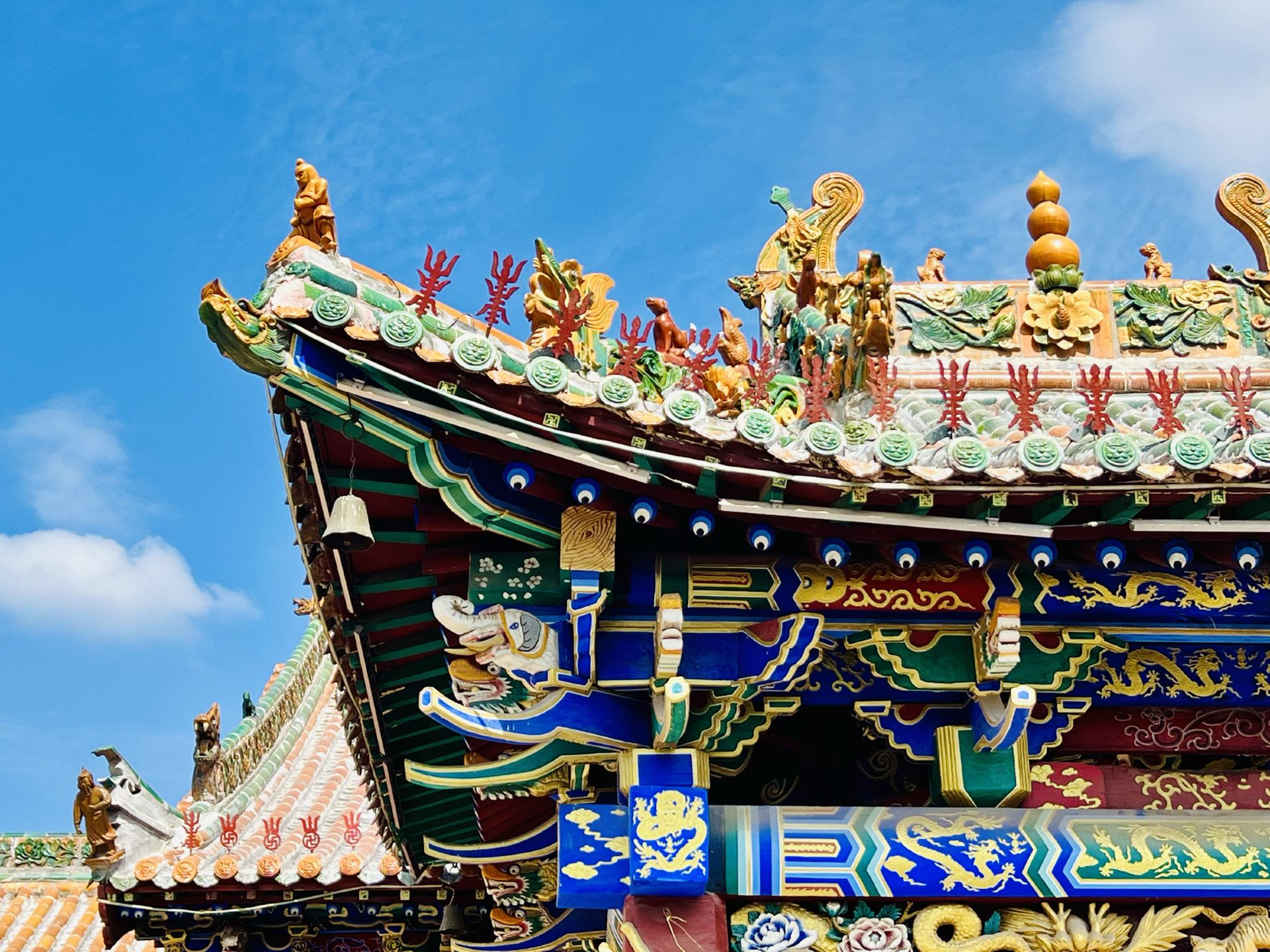 Tianqi Temple in Zezhou: intricately carved beams, painted rafters, and colorful glazed tiles