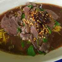 ก๋วยเตี๋ยวป้าปุ๊ ขาหมูฮ่องเต้เฮียแมน สารภี 