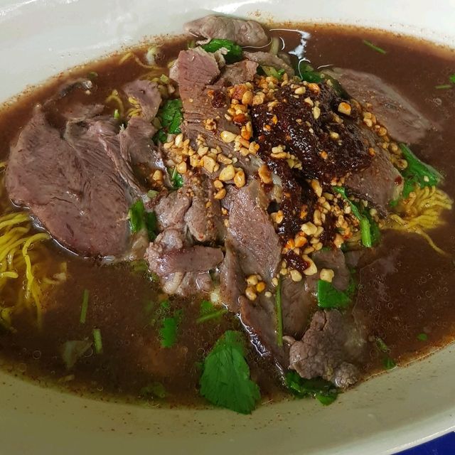 ก๋วยเตี๋ยวป้าปุ๊ ขาหมูฮ่องเต้เฮียแมน สารภี 