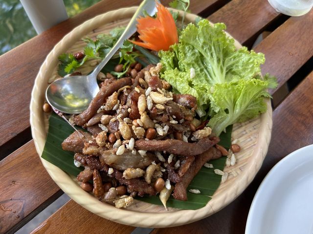 ร้านอร่อย บรรยากาศเหมือนทานในป่า ร่มรื่นมาก