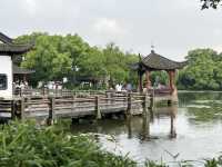 หน้าฝน คนเหงา ล่องเรือไปเกาะกลางทะเลสาบซีหู