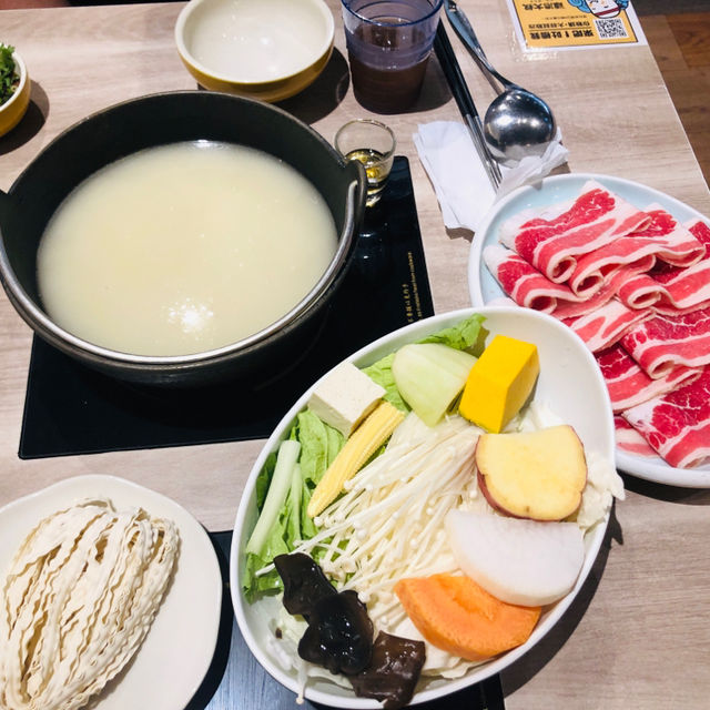 高貴不貴的書香味火鍋：雞湯大叔信義誠品店