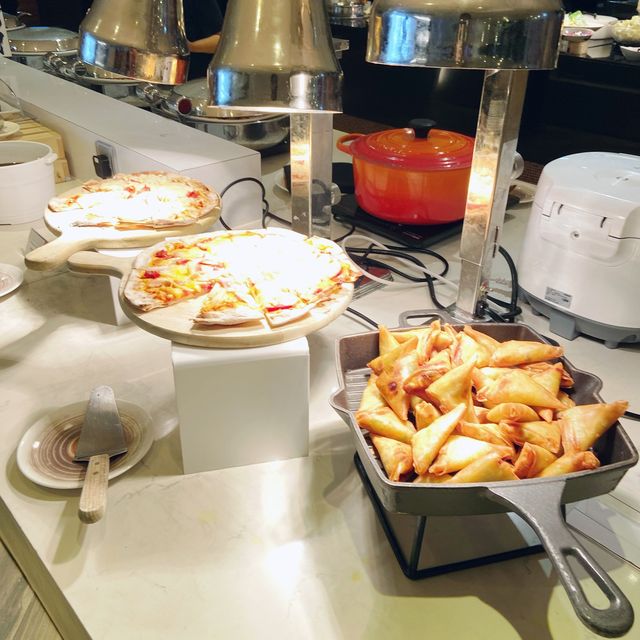 滿座！一百多依客人， 人聲鼎沸！食物豐富 ！