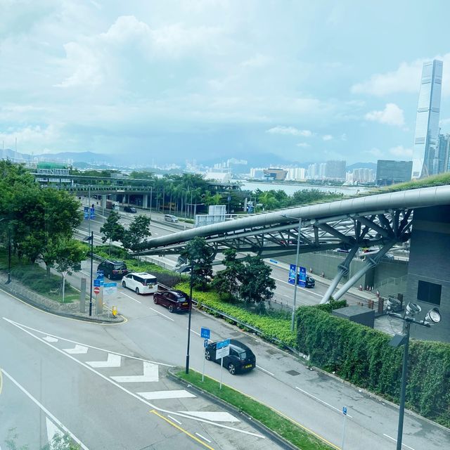 上一杯義大利紅酒 ，望住維港美景 ！心情真好！
