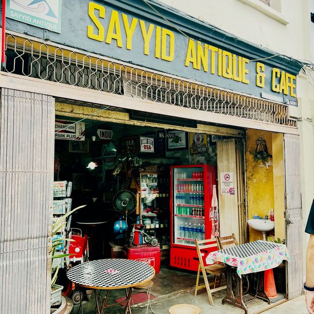 Quaint-themed cafe with good foods