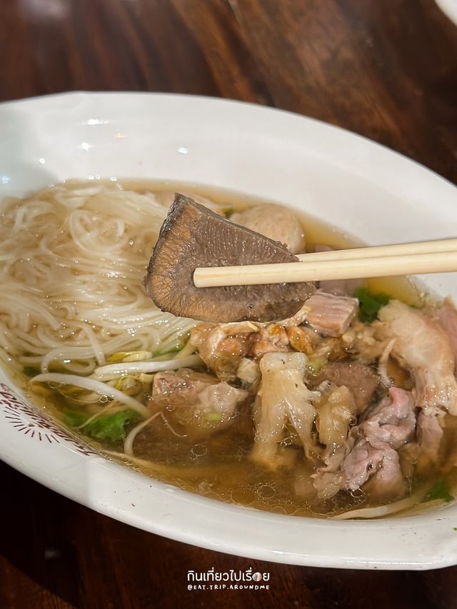 โรงกลั่นเนื้อ ร้านก๋วยเตี๋ยวเนื้อคิวยาวบนถนนทรงวาด