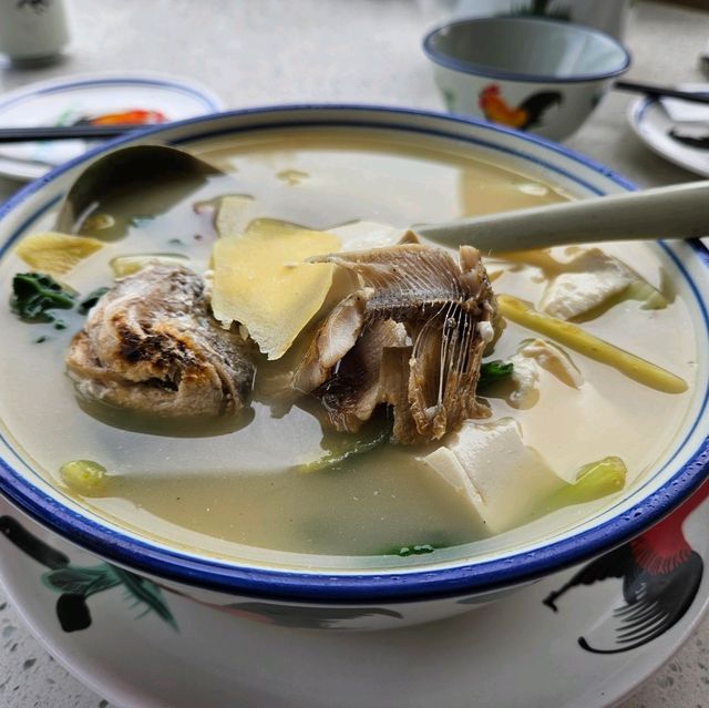 用「公鷄」圖案🐓食具裝客家美食@三椏村