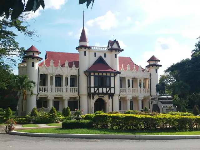 เที่ยว พระราชวังสนามจันทร์