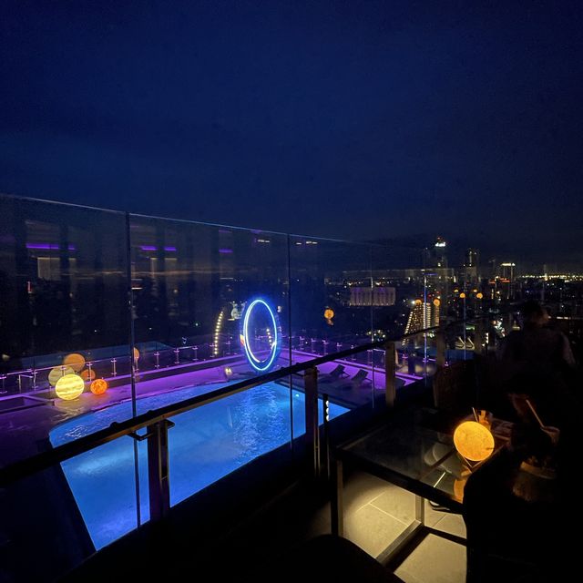 泰國芭提雅｜新開太空主題酒店頂樓嘅酒吧餐廳🇹🇭