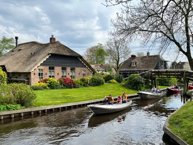 🚤 Exploring the Charming Canals of Giethoorn