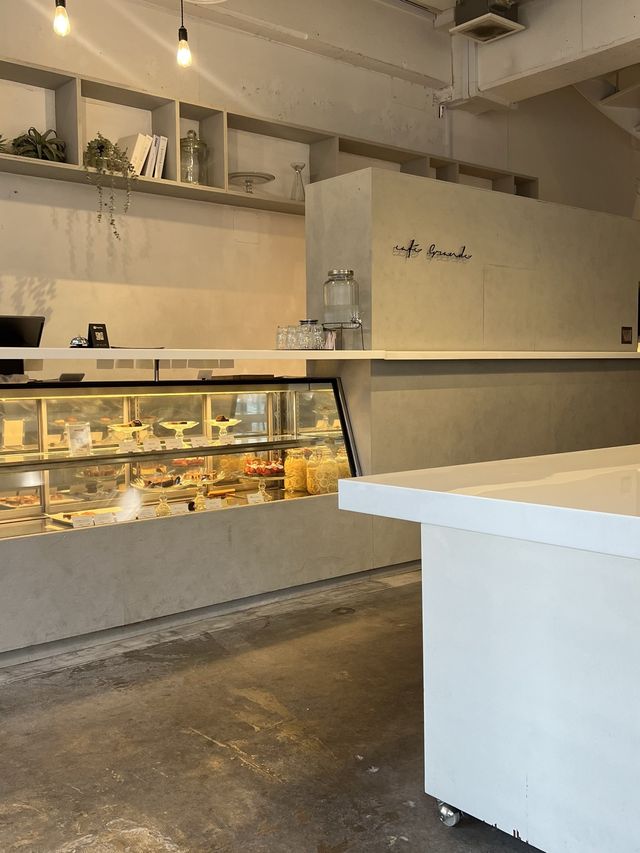 【福岡カフェ】いちごスイーツがスタート！シンプルな店内のインテリアも素敵！