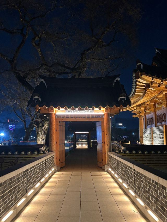 산책하며 도서관에서 책도 읽을 수 있는 덕진공원🩵