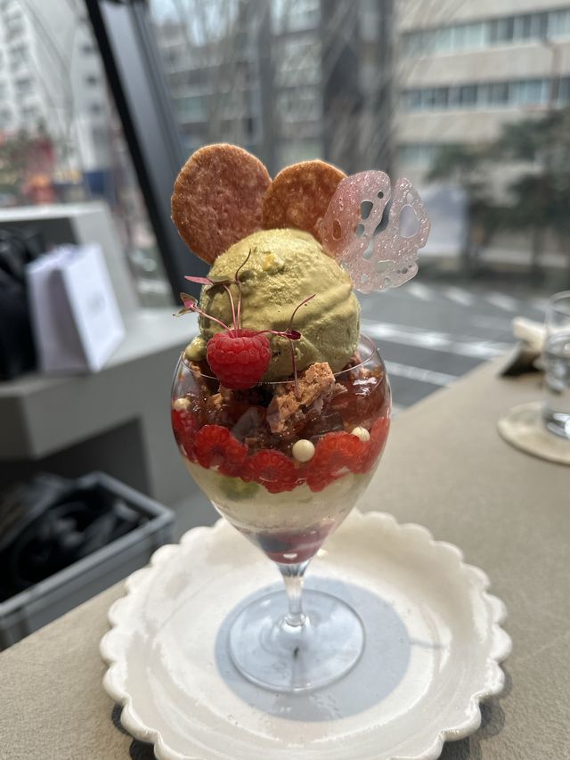 贅沢な映えパフェが食べられる場所