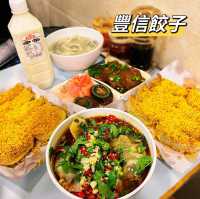 豐信餃子店：新鮮手工製作，排隊美食指南