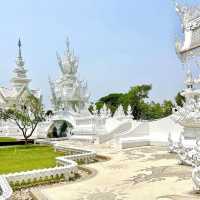 🤍 Getting lost in this intriguing White Temple 😍