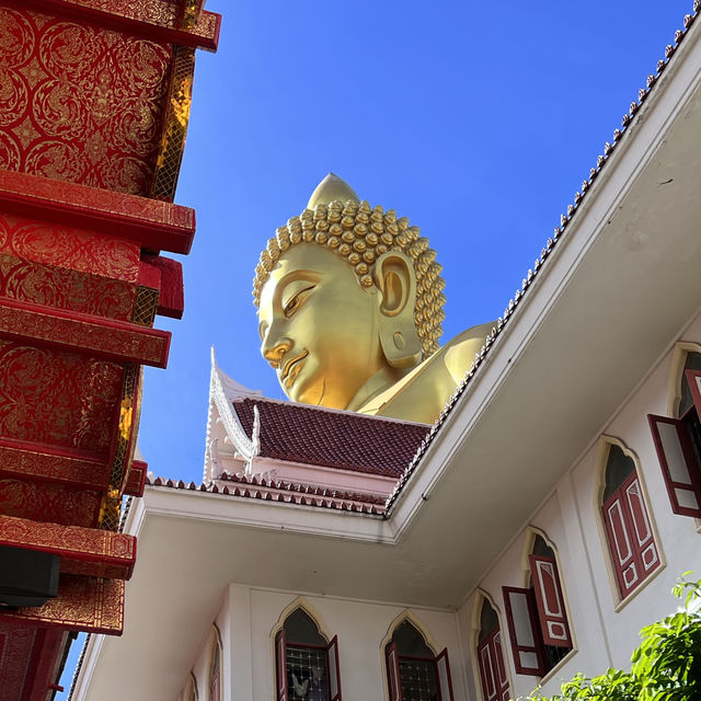 Getting enlightened at Wat Paknam Phasi Charoen Bangkok