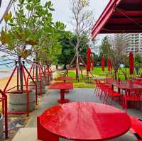 คาเฟ่สีแดง ริมหาดนาจอมเทียน พัทยา