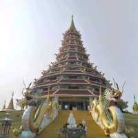 กราบพระโพธิสตว์เจ้าแม่กวนอิมที่วัดห้วยปลากั้ง
