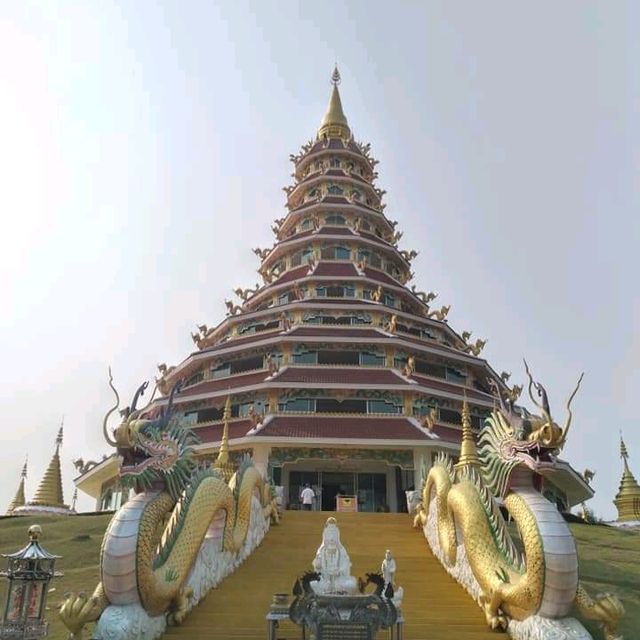 กราบพระโพธิสตว์เจ้าแม่กวนอิมที่วัดห้วยปลากั้ง