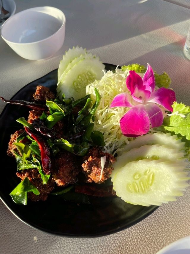 ร้านอาหารที่มีแสงจากพระอาทิตย์ตก