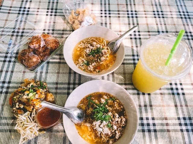 ตลาดร่มไม้ชายน้ำ วัดพระลอย