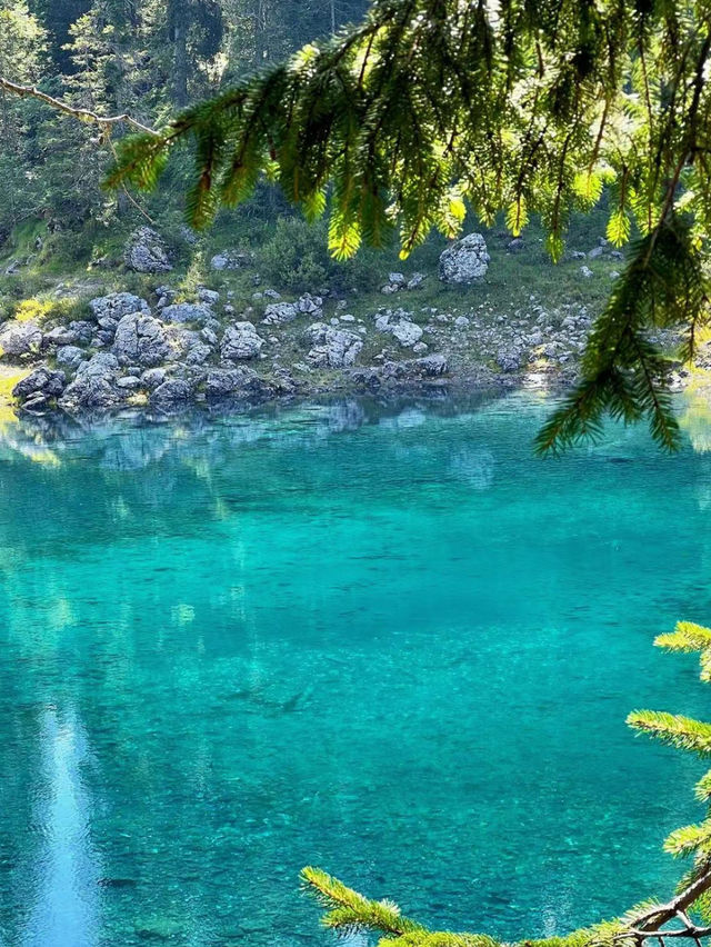 卡瑞紮湖：在“翡翠湖中的山水畫卷”中陶醉