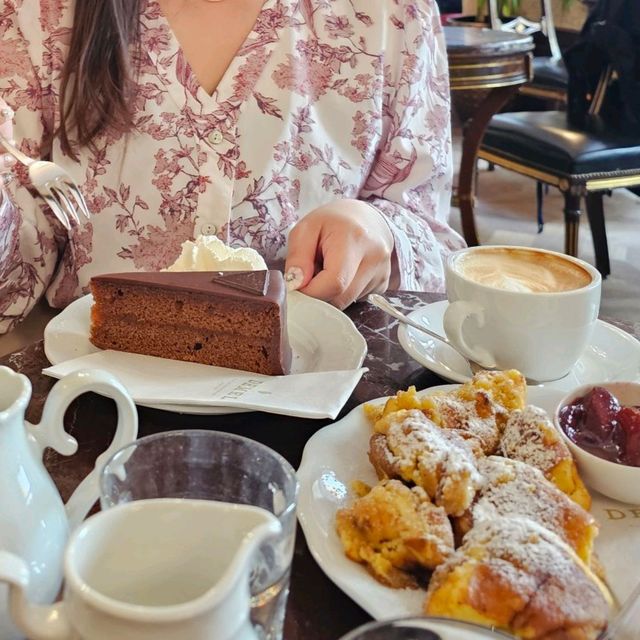 [ウィーン]ウィーンの伝統的なスイーツ"ザッハトルテ"の有名店[Demel]