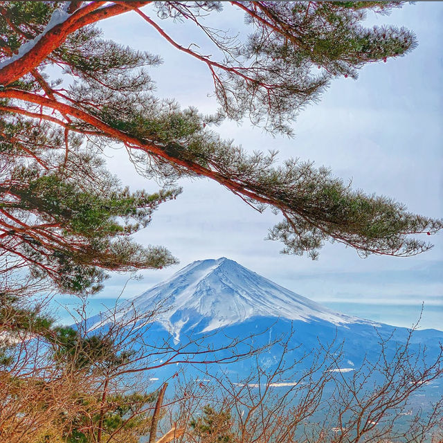 A Mesmerizing Sunset Over Mount Fuji at Lake Kawaguchi