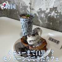 【韓国】メニューまで白黒！？モノトーンでできたカフェ🤍🖤
