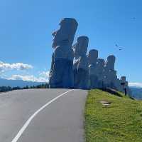 모아이 석상과 큰 불상이 있는 Sapporo 성지 두대불전‘Hill of the Buda’
