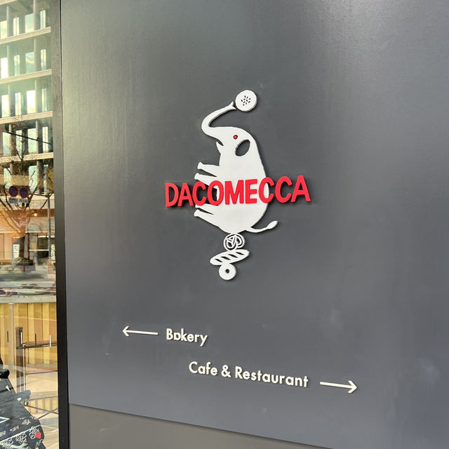 行列必須！博多駅のパン屋さんDACOMECCA
