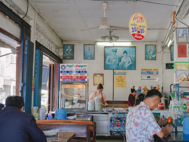 ลูกชิ้นหมูราชาบ้านโป่ง เปิดมานานกว่า 30 ปี