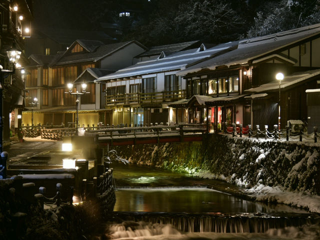 《銀山温泉》趣深い温泉街と雪景色