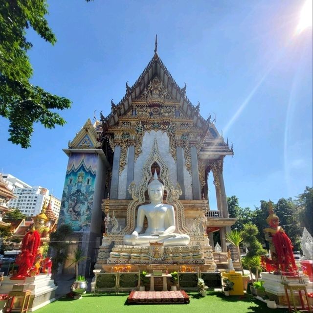 เที่ยววัดสวยใจกลางเมือง เก่าแก่กว่า 250 ปี