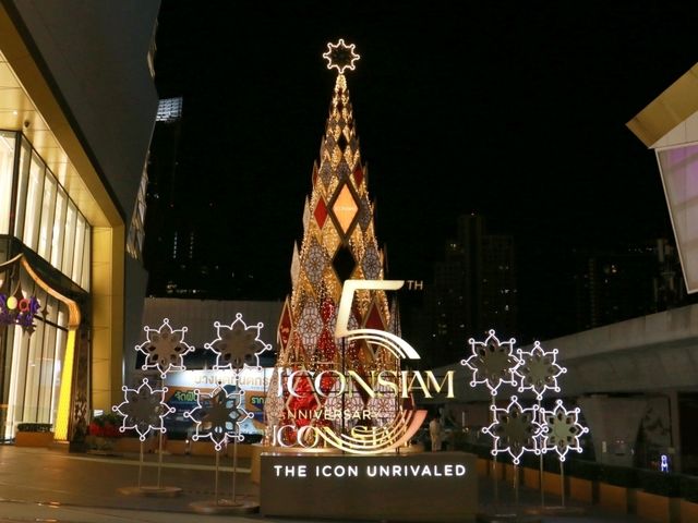 Icon siam ยามค่ำคืน