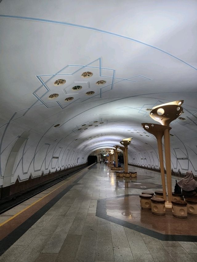 【タシケント】美術館みたいな駅のホーム