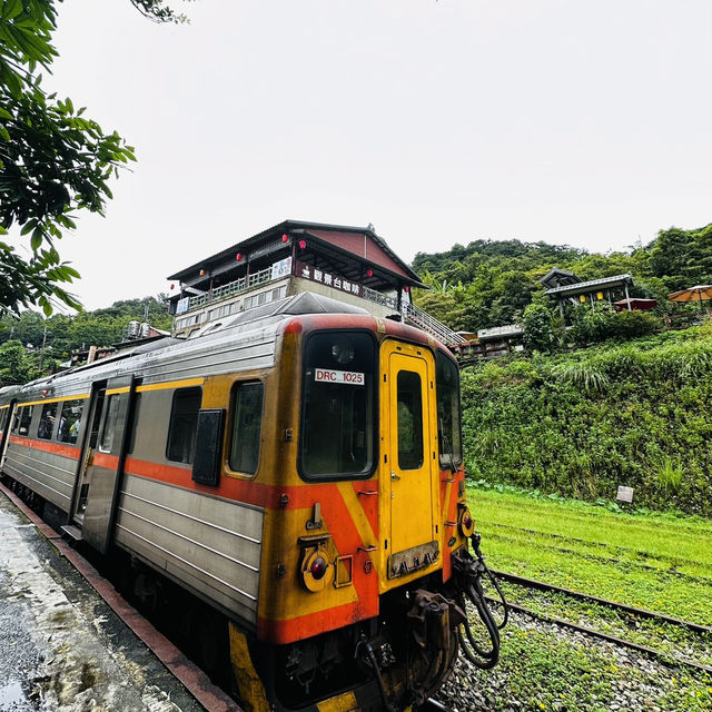 台湾ローカル鉄道で日本統治時の駅へ。