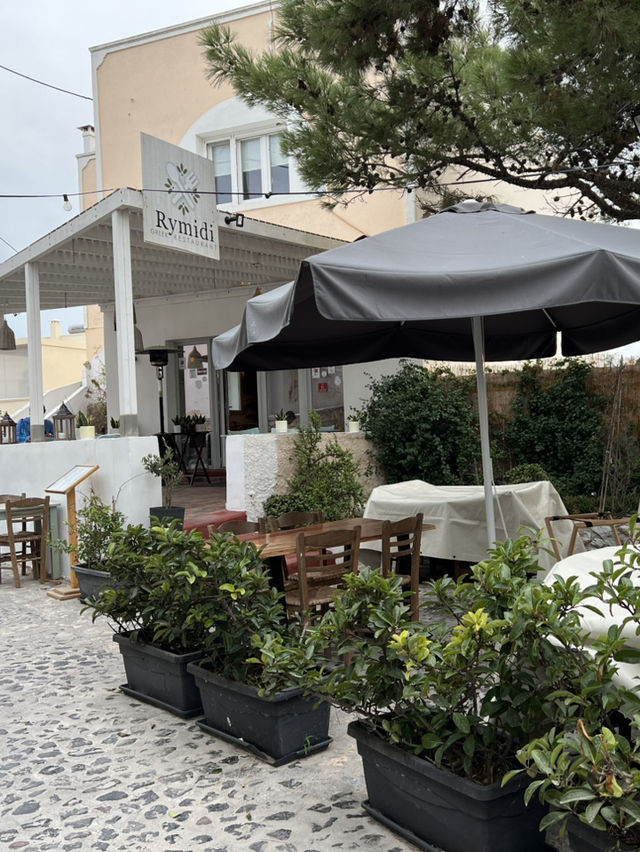 Charming Italian Dining in Santorini🩷